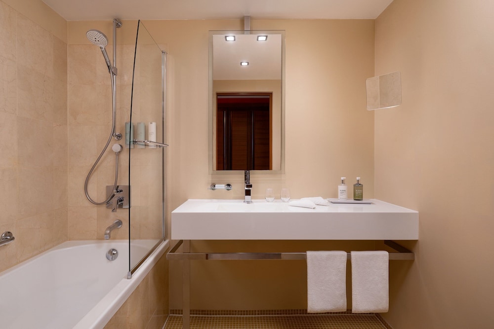 Executive Room, 1 King Bed (Courtyard View) - Photo 10
