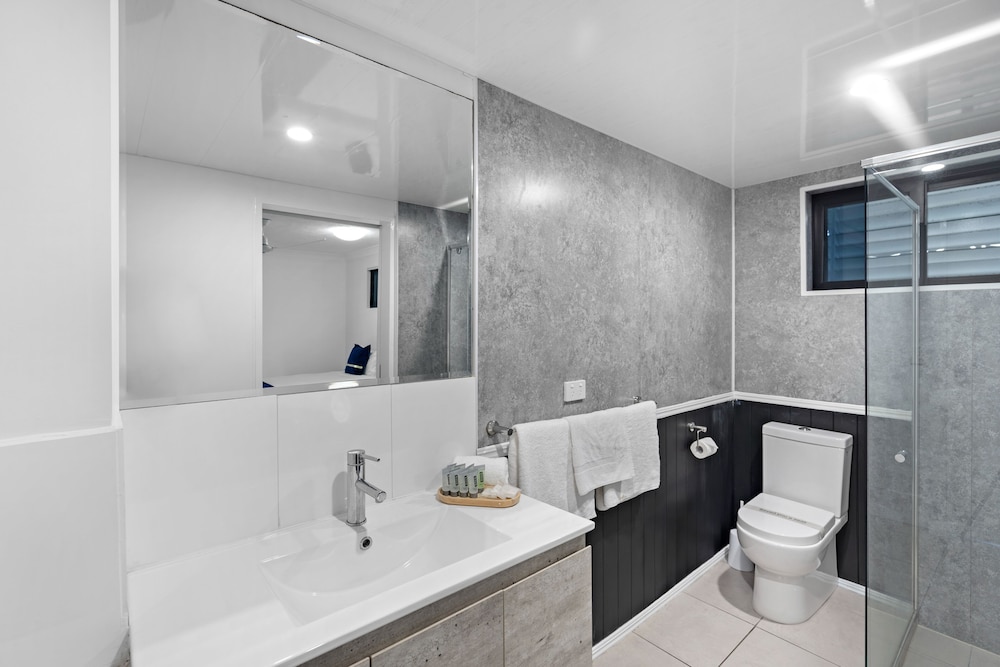 Deluxe Suite, 2 Bedrooms, Kitchenette thumbnail 6