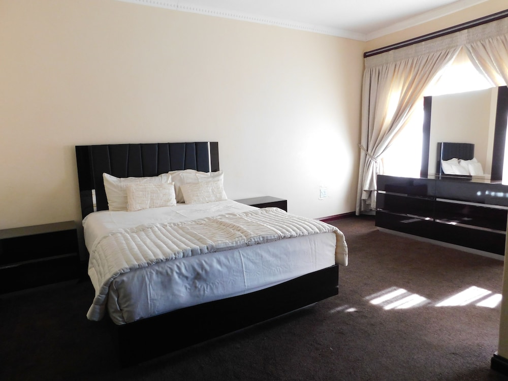 Standard Suite, 1 Queen Bed