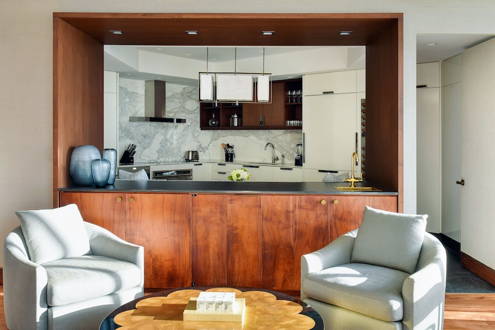 Ocean View Penthouse, 2 Bedroom Suite thumbnail 5