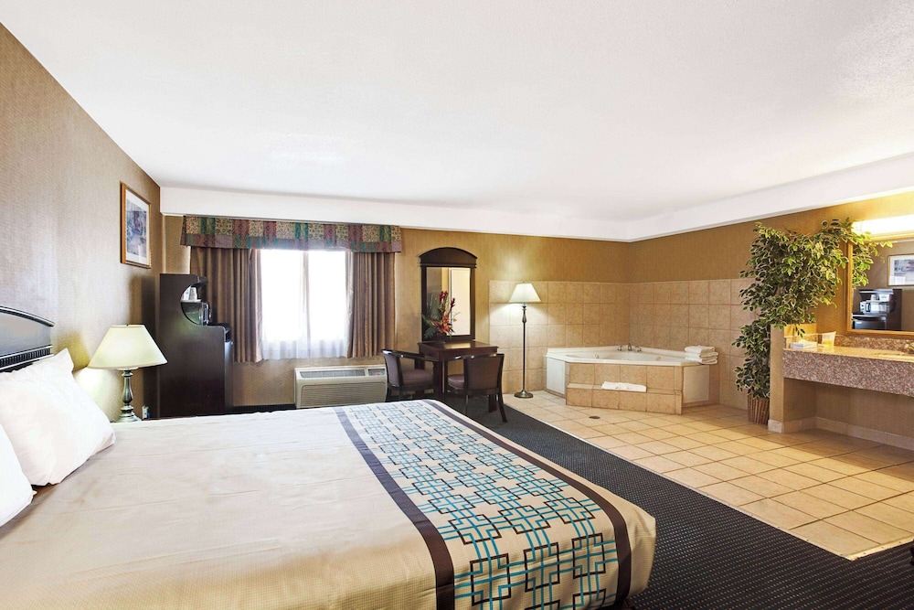 Deluxe Studio Suite, 1 King Bed, Non Smoking - Photo 3
