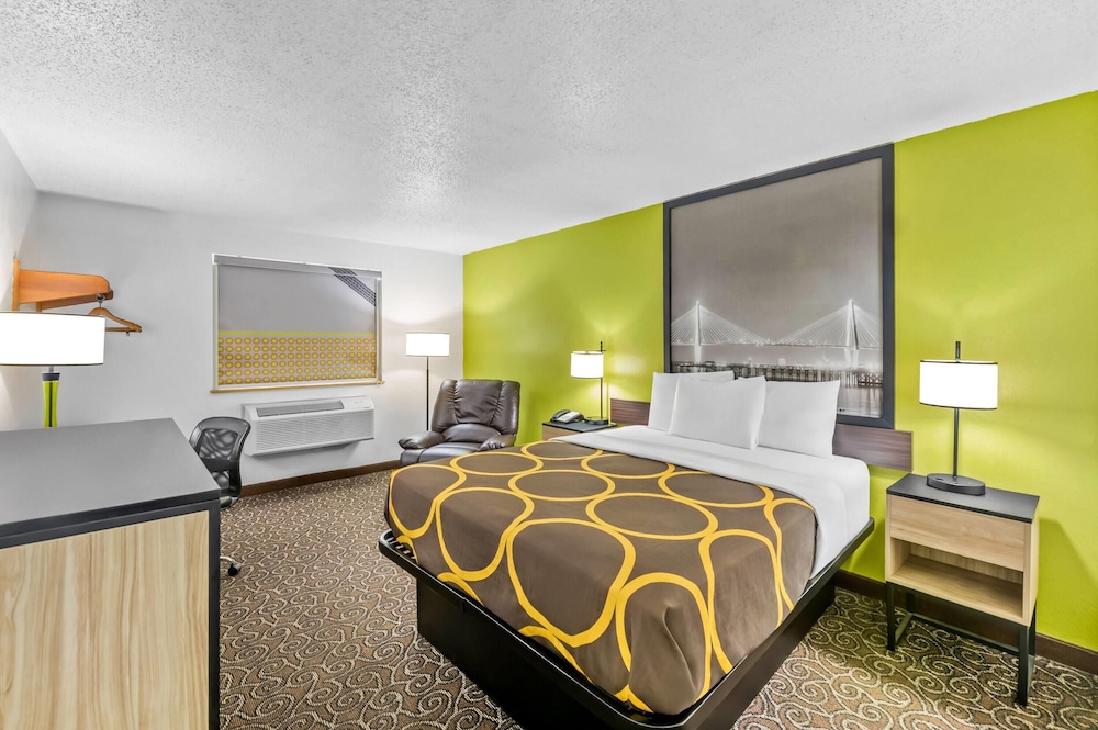 Room, 1 Queen Bed, Smoking - Photo 1