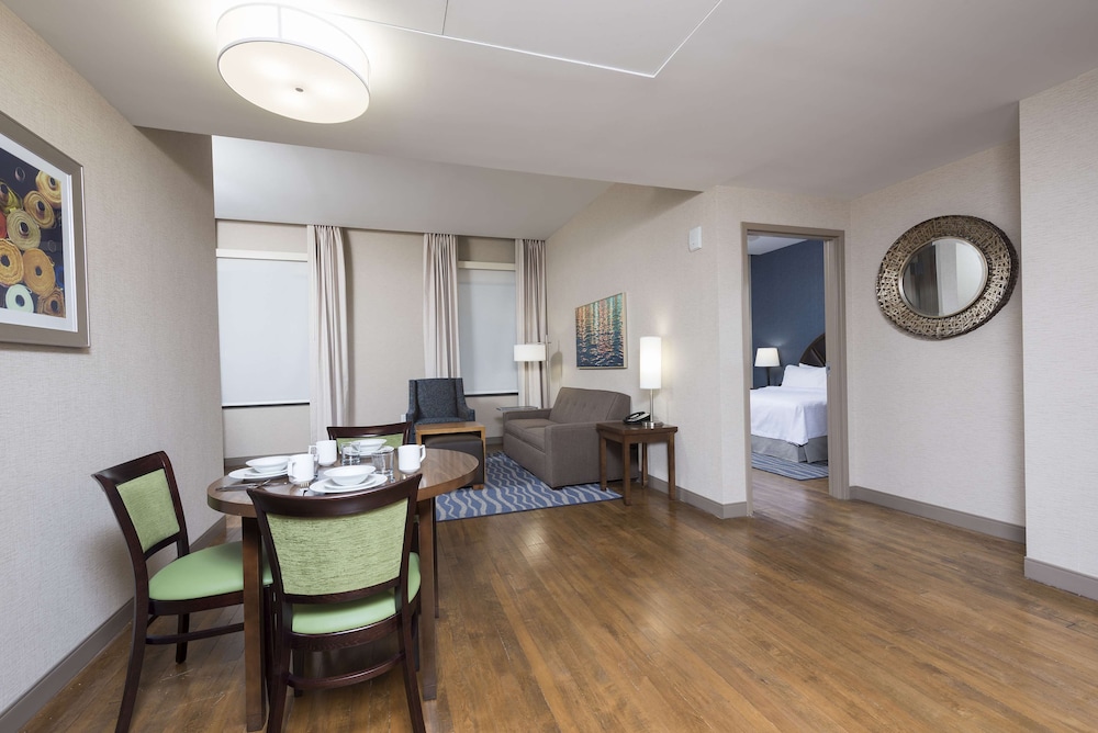 Suite, 1 King Bed, Non Smoking photo 2