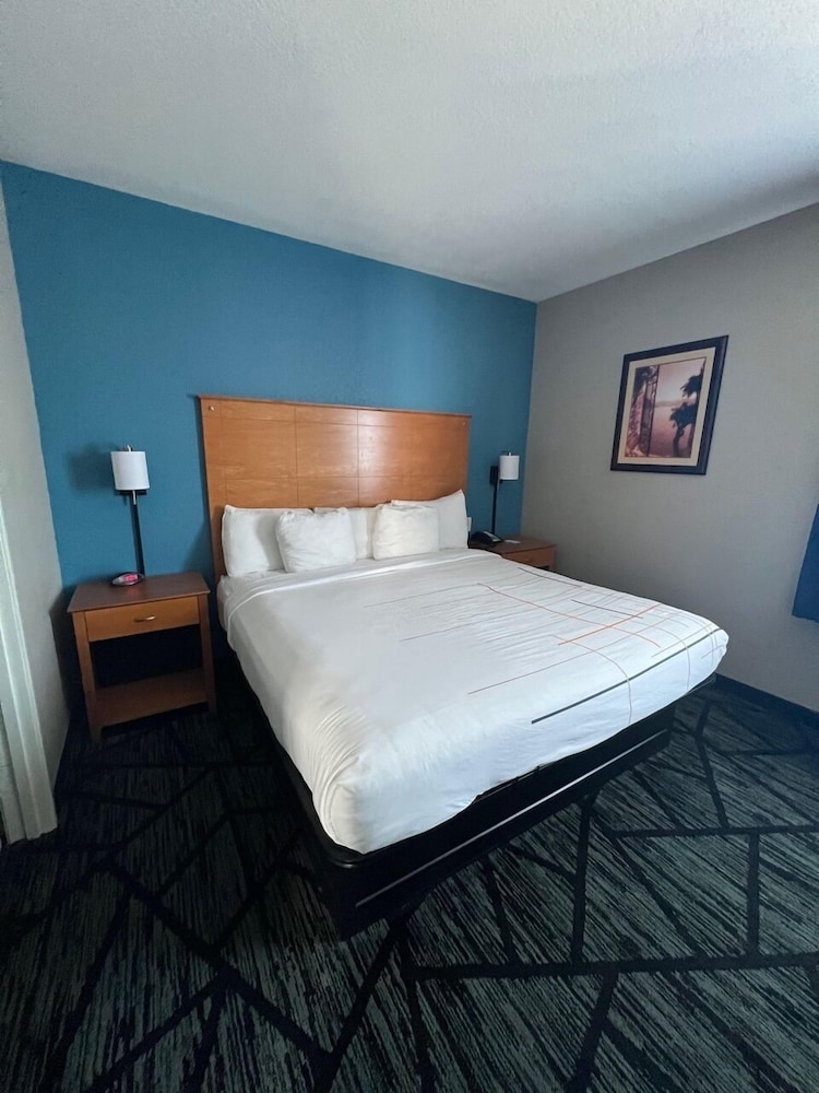 Deluxe Room, 1 King Bed, Non Smoking - Photo 7