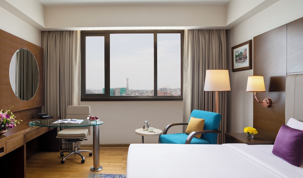Deluxe Room, 1 King Bed - Photo 3