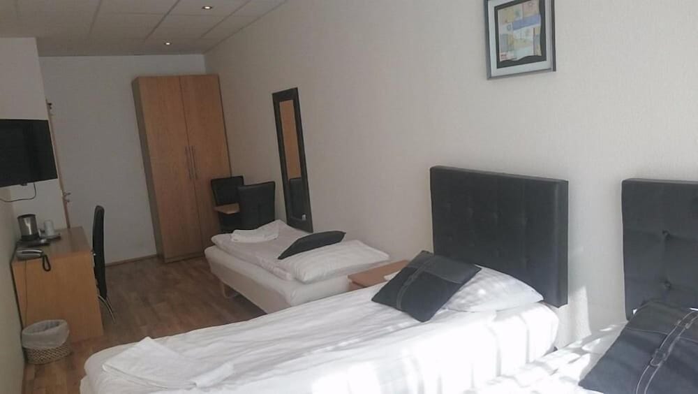 Standard Triple Room, 3 Twin Beds, Balcony, Sea View photo 3