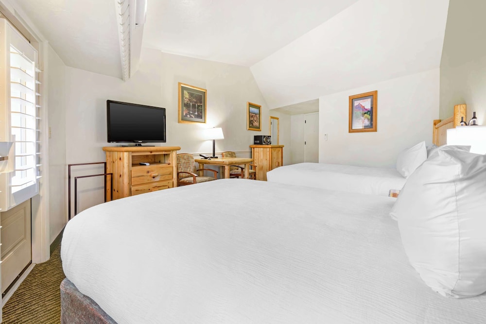 Standard Room, 2 Queen Beds, Non Smoking, Refrigerator & Microwave photo 2