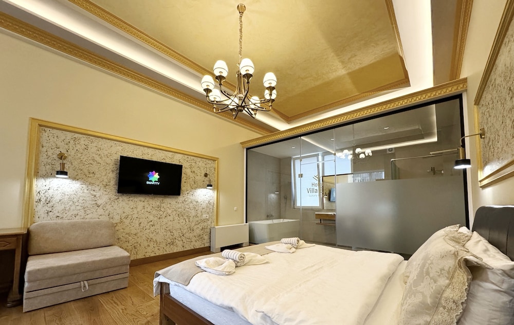 Luxury Room, Bathtub, Poolside