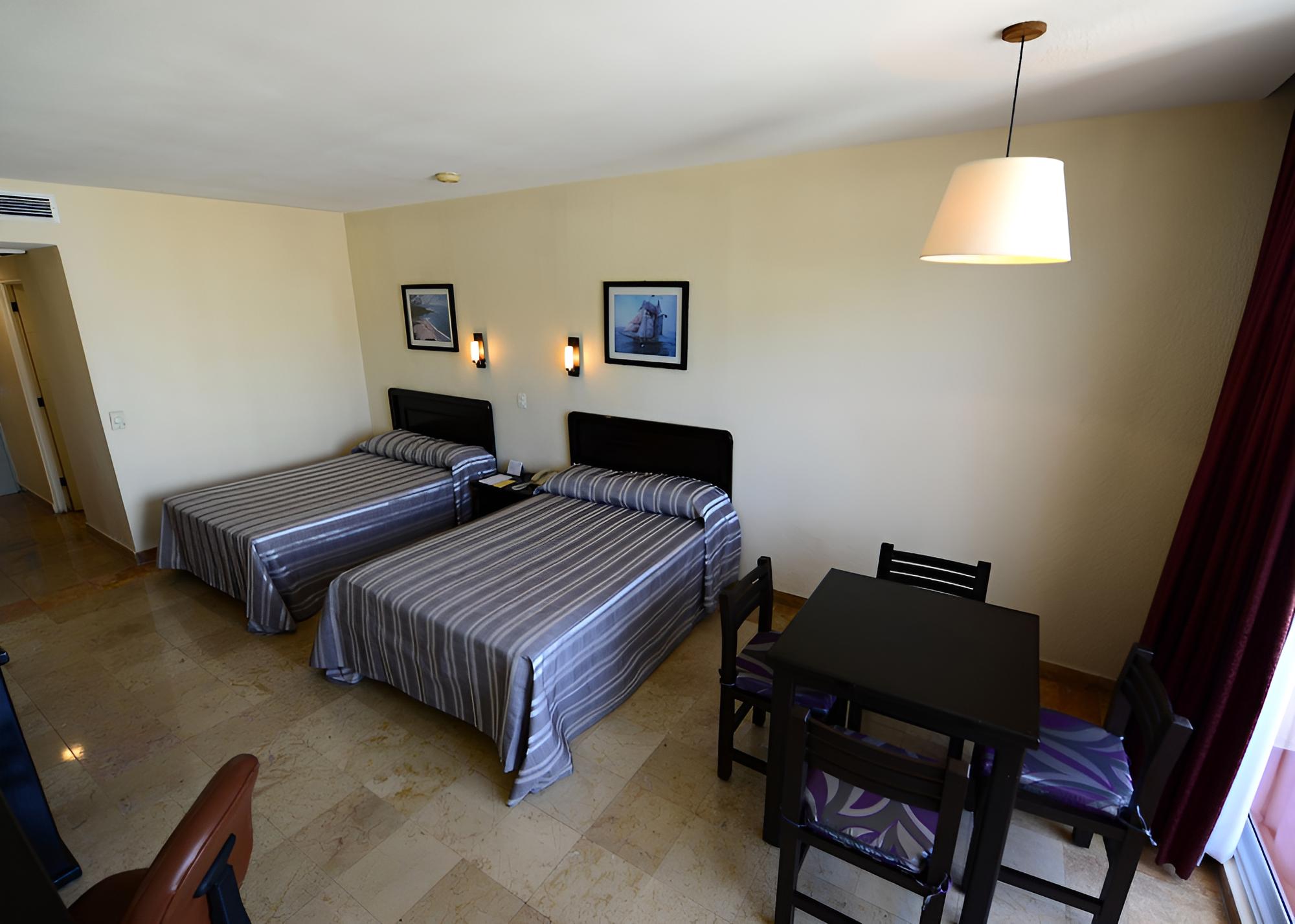 Standard Room with Balcony - Photo 5