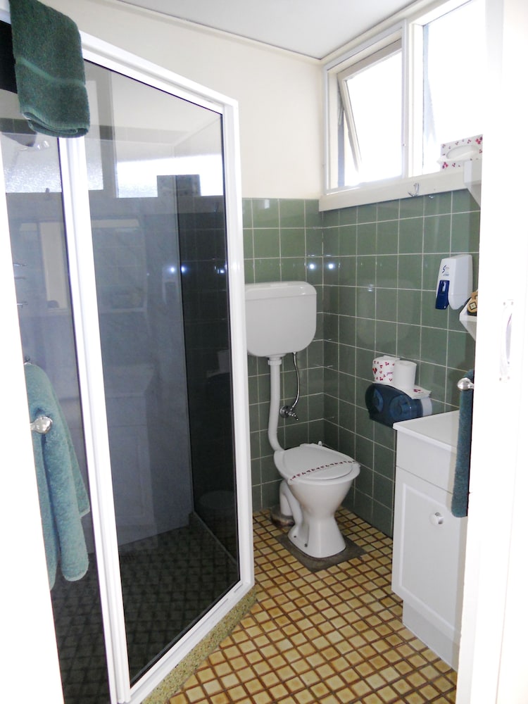 Standard Room (Queen and Single) photo 3