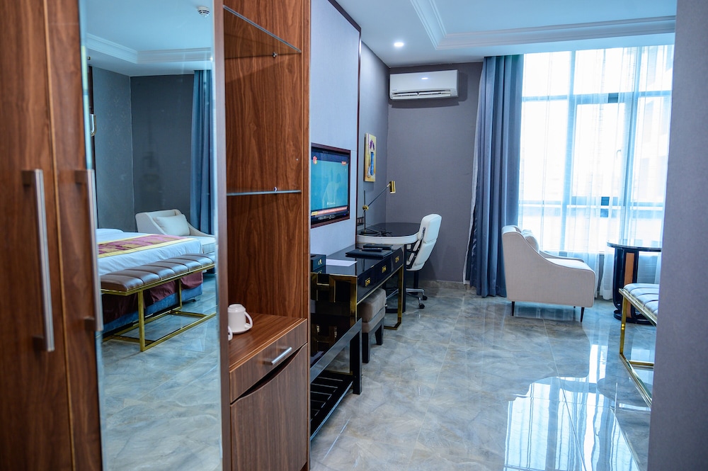 Executive Suite - Photo 1
