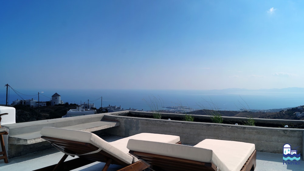 Deluxe Duplex, 3 Bedrooms, Lanai, Oceanfront (Triantaros I) photo 1