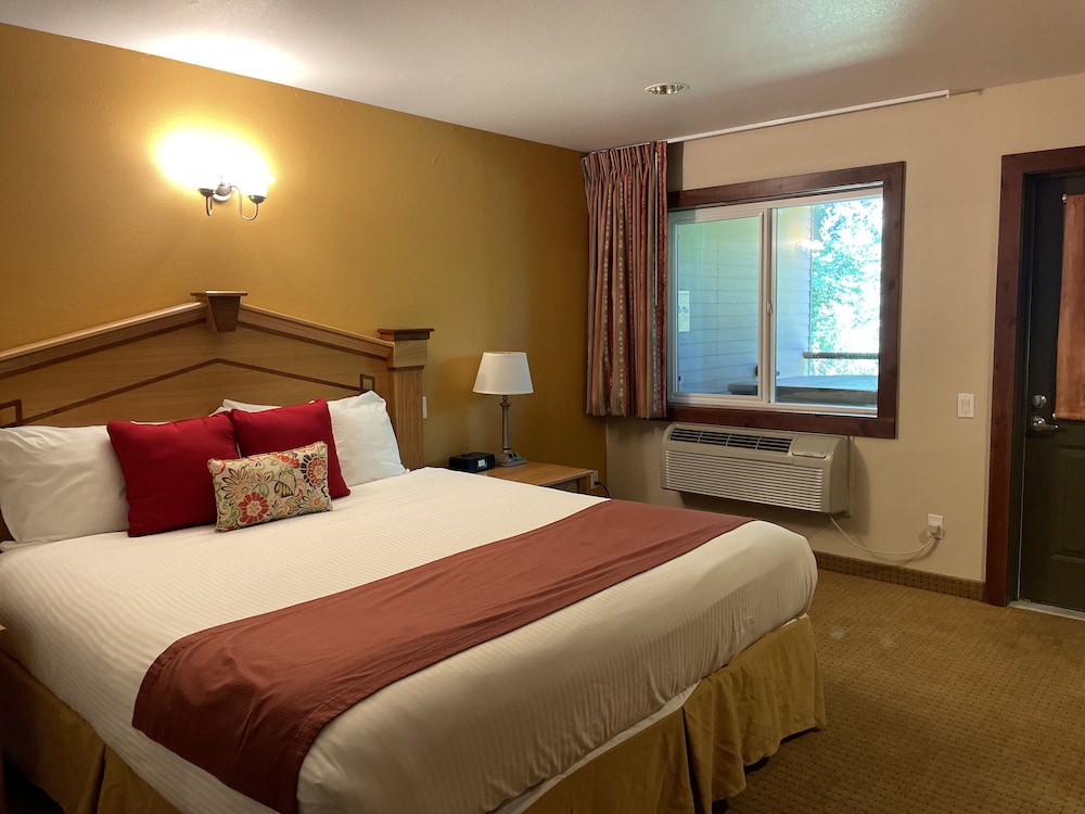 Deluxe Room, 1 King Bed, Accessible, Hot Tub photo 2