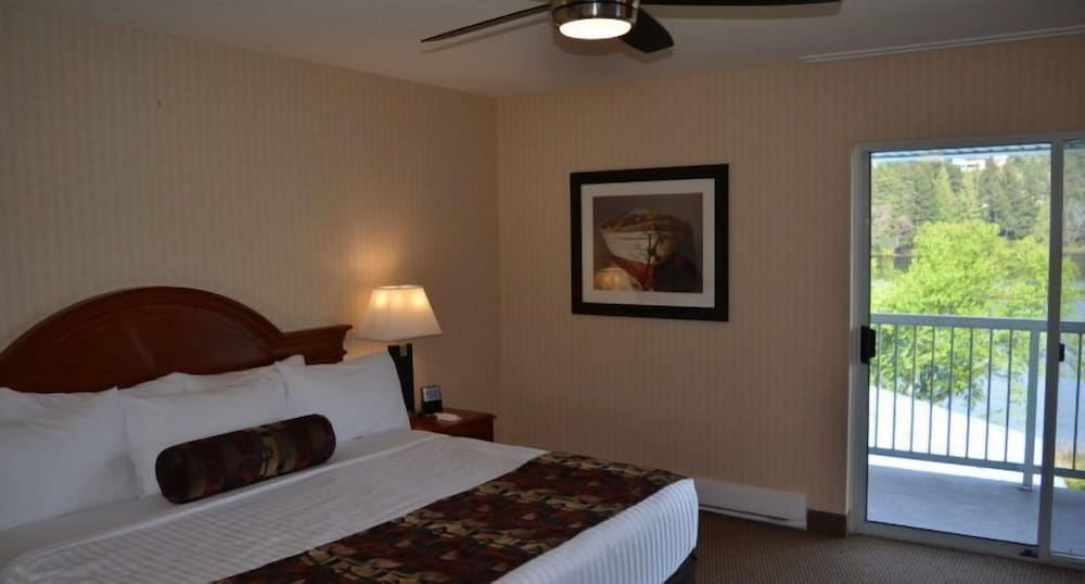 Classic Room, 1 King Bed Accessible, Lakeview - No Pets photo 1