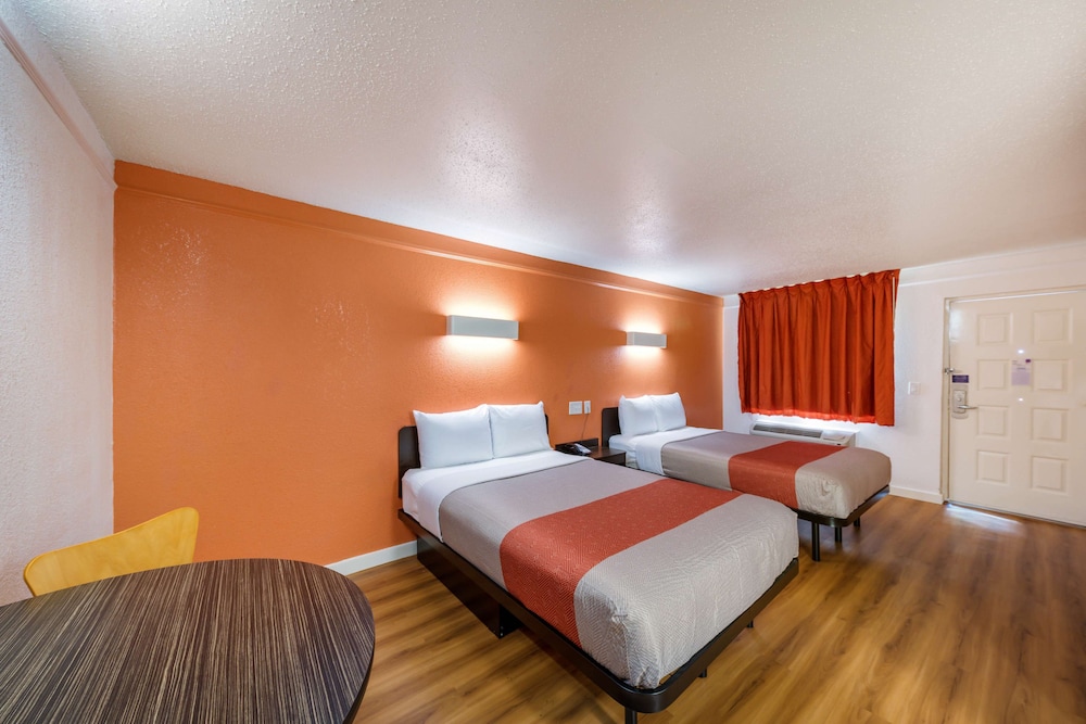 Standard Room, 2 Double Beds, Smoking - Photo 3