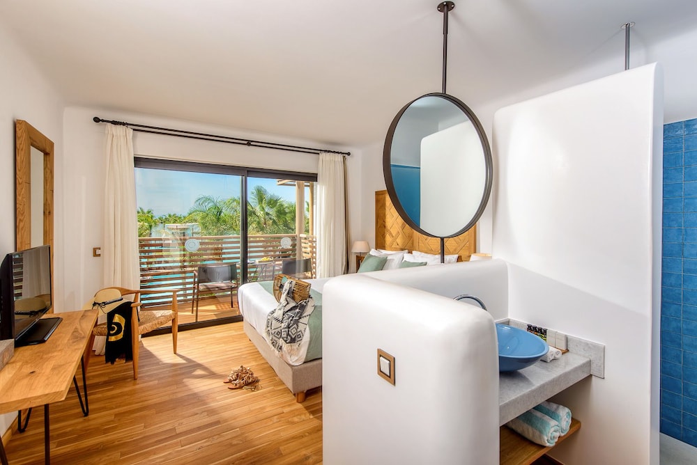 Luxury Room, Pool View