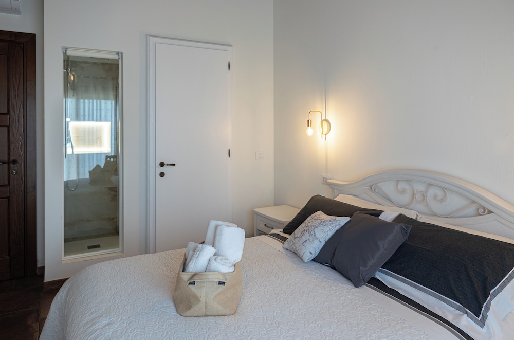 Room, 1 Queen Bed, Lake View photo 3