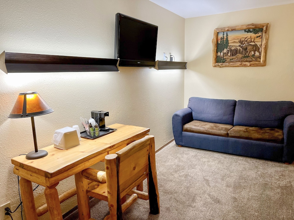Deluxe Room, 1 King Bed with Sofa bed, Non Smoking photo 3
