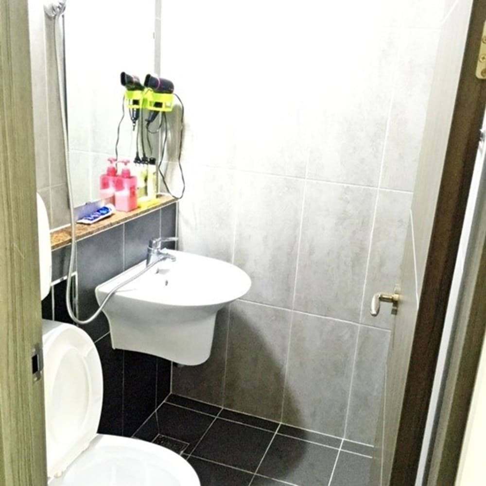 Shared Dormitory, Women only, Ensuite (4 persons) photo 3