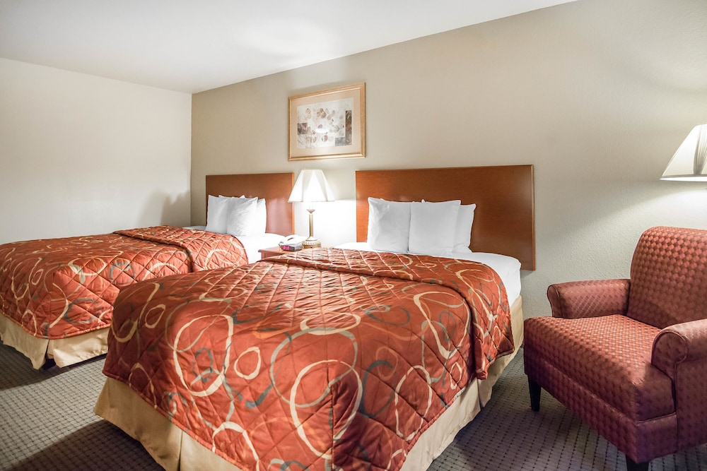 Standard Room, 2 Queen Beds, Non Smoking - Photo 4