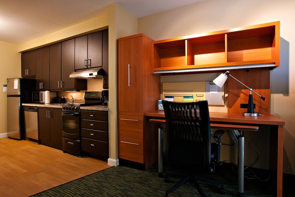 Suite, 1 Bedroom (Mobility/Hearing Access, Roll-In Shwr)