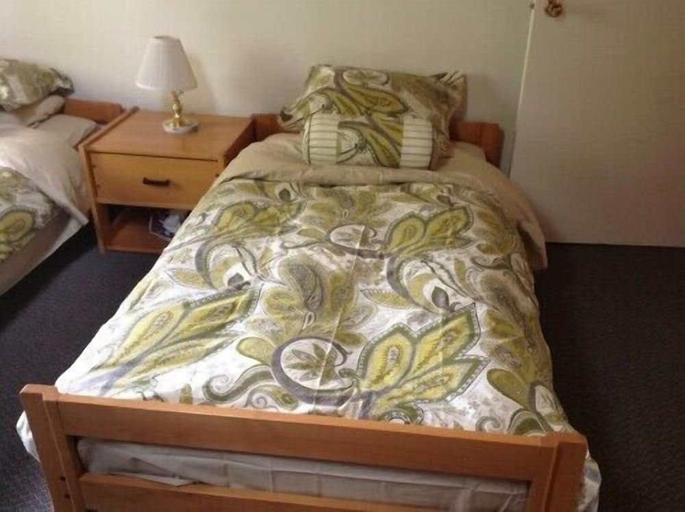 Basic Twin Room, 2 Twin Beds, Refrigerator photo 1
