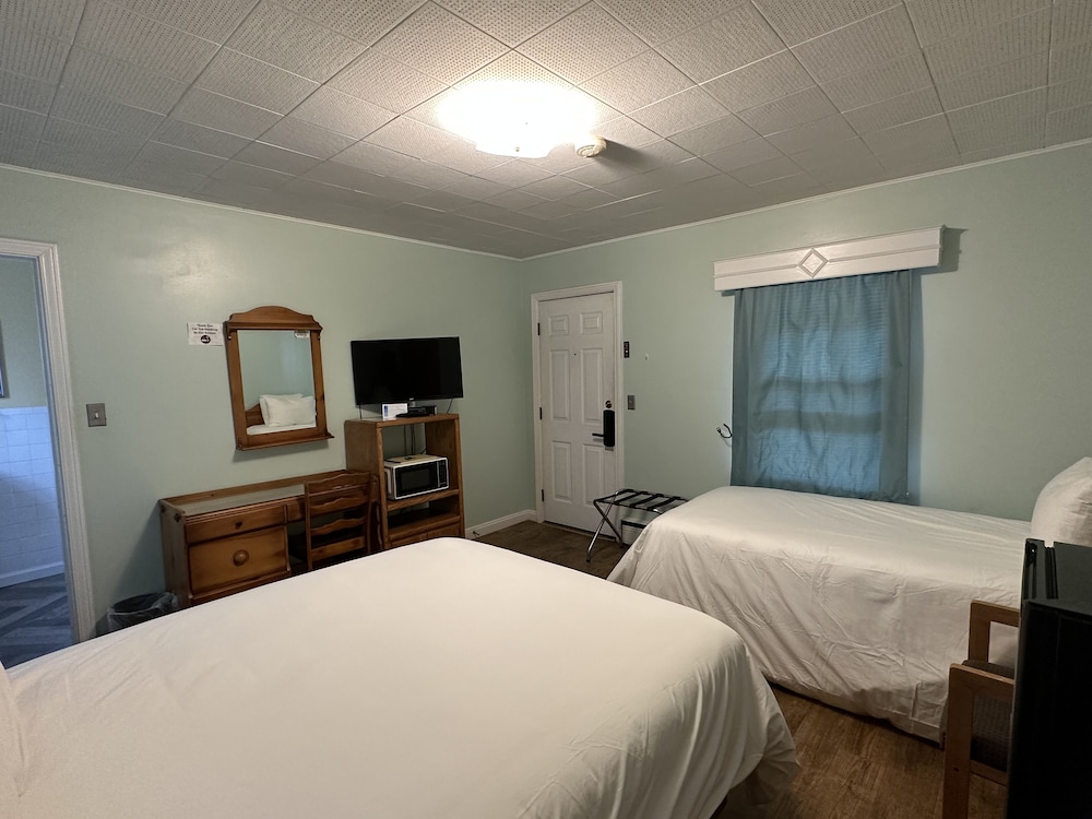 1 Queen Bed and 1 Single Bed, Motel Style