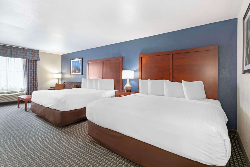 Standard Room, Multiple Beds, Non Smoking, Refrigerator & Microwave - Photo 2