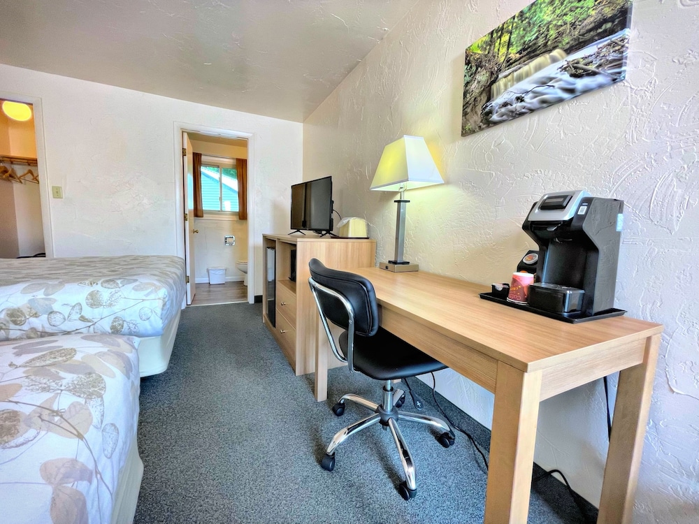 Standard Double Room, 2 Queen Beds, Refrigerator & Microwave photo 3
