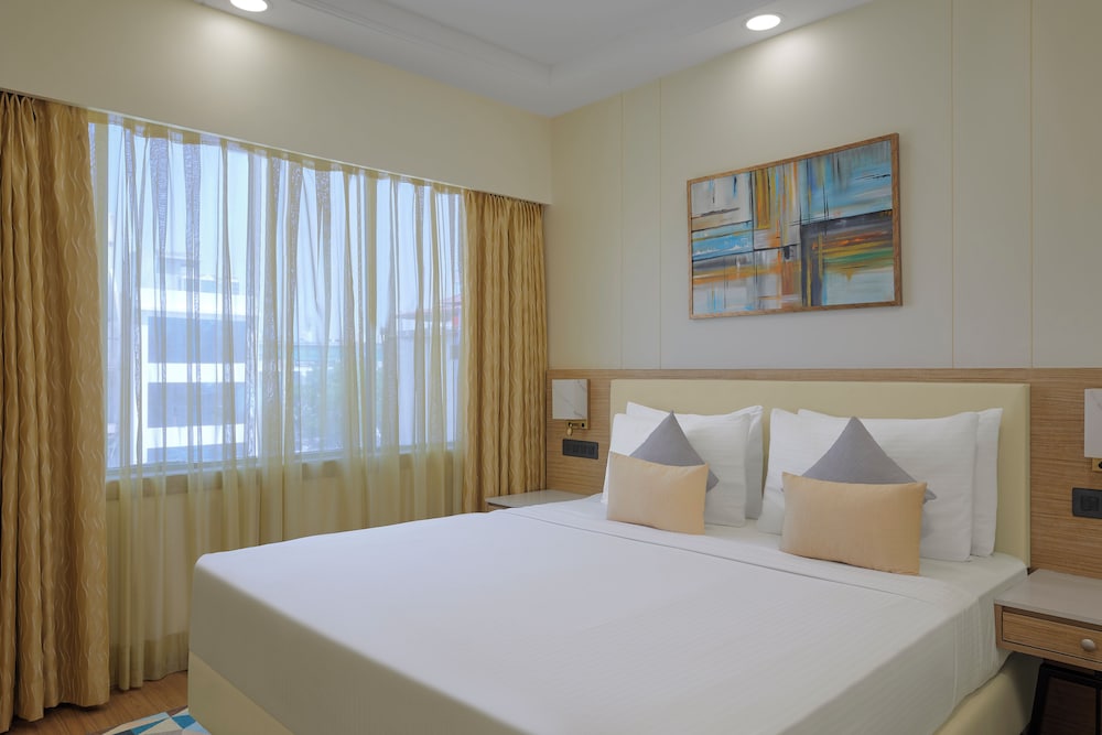 Executive Suite, 1 King Bed, Non Smoking (Living Room) - Photo 2