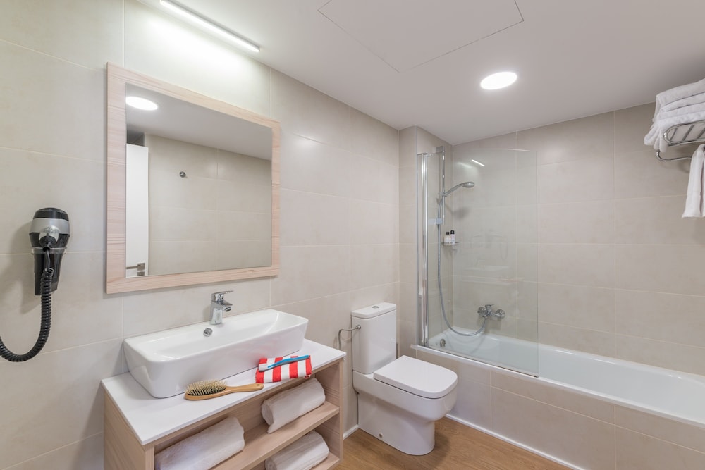 Family Quadruple Room, Balcony, City View, photo 6