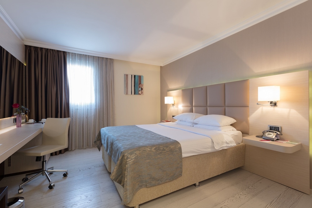 Business Room, 1 King Bed, Non Smoking (Newly Refurnished) - Photo 4