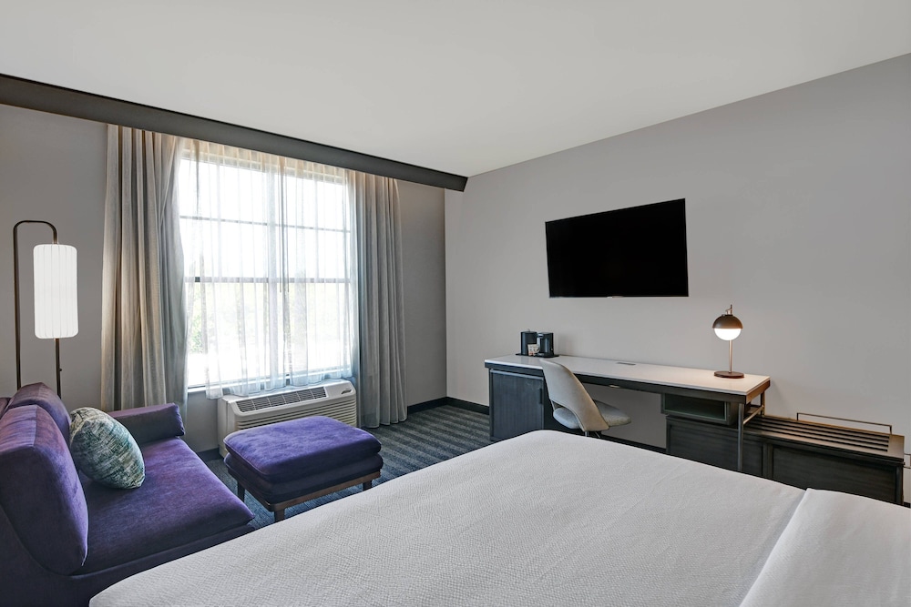 Room, 1 King Bed (Mobility/Hearing Access, Roll-In Shwr)