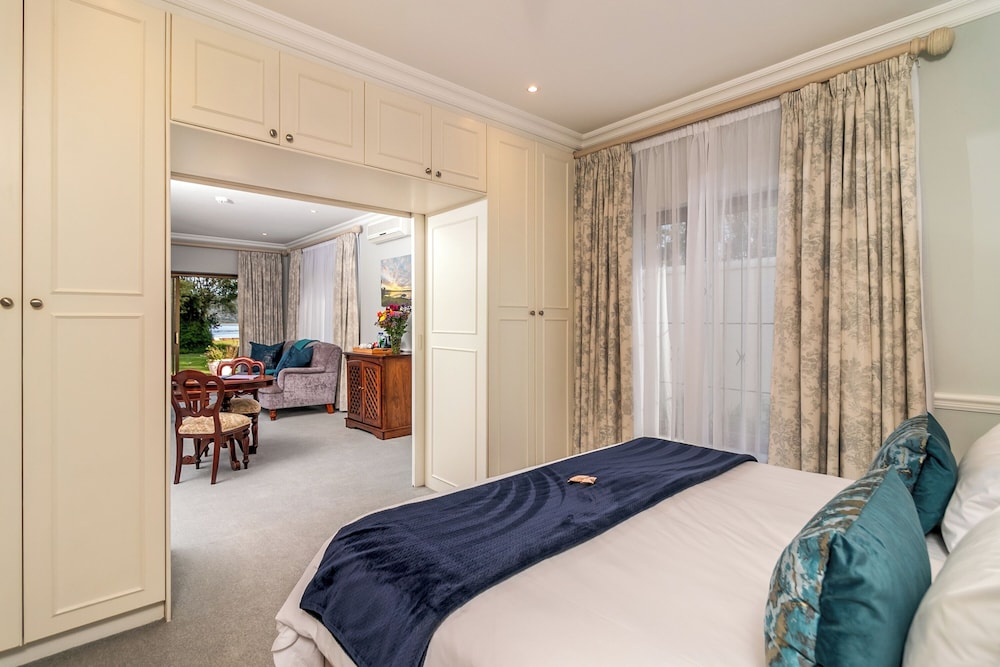 Deluxe Suite - Lake Facing - 12 photo 2