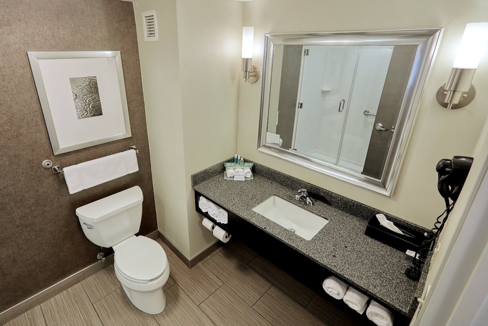Suite, 2 Queen Beds, Accessible (Accessible Tub) - Photo 9