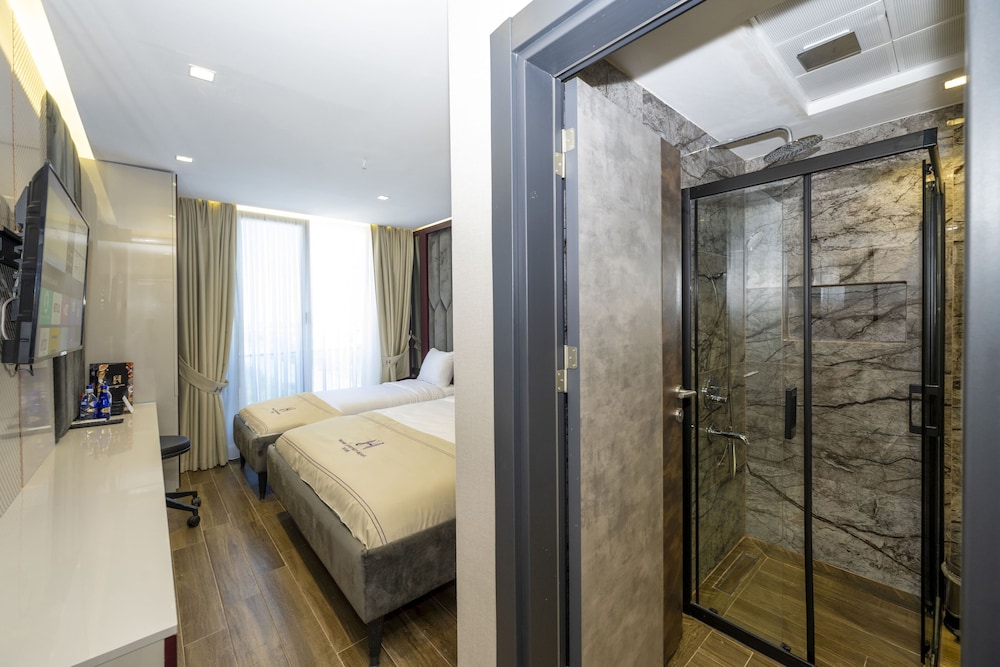 Deluxe Double or Twin Room - Photo 16
