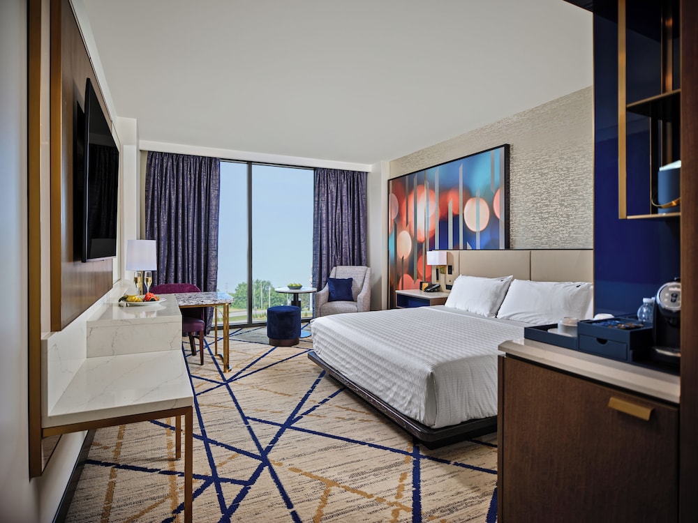 Suite, 1 King Bed, Roll-in Shower photo 1