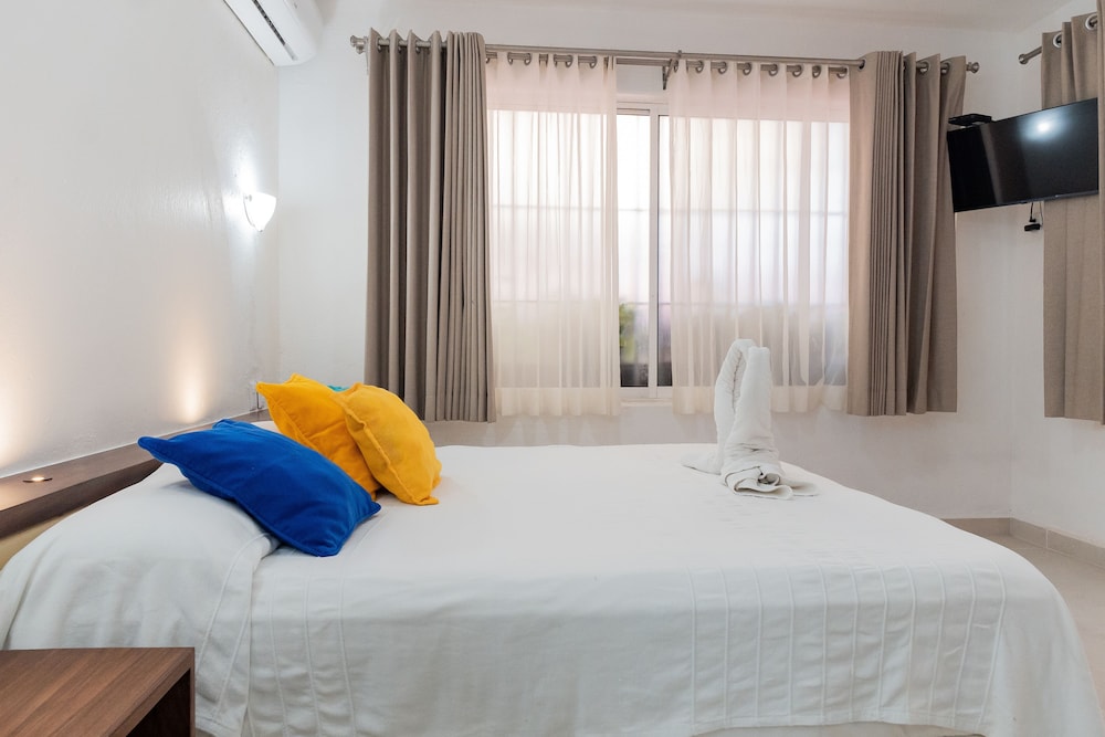 Comfort Suite, 1 King Bed, Partial Sea View photo 3