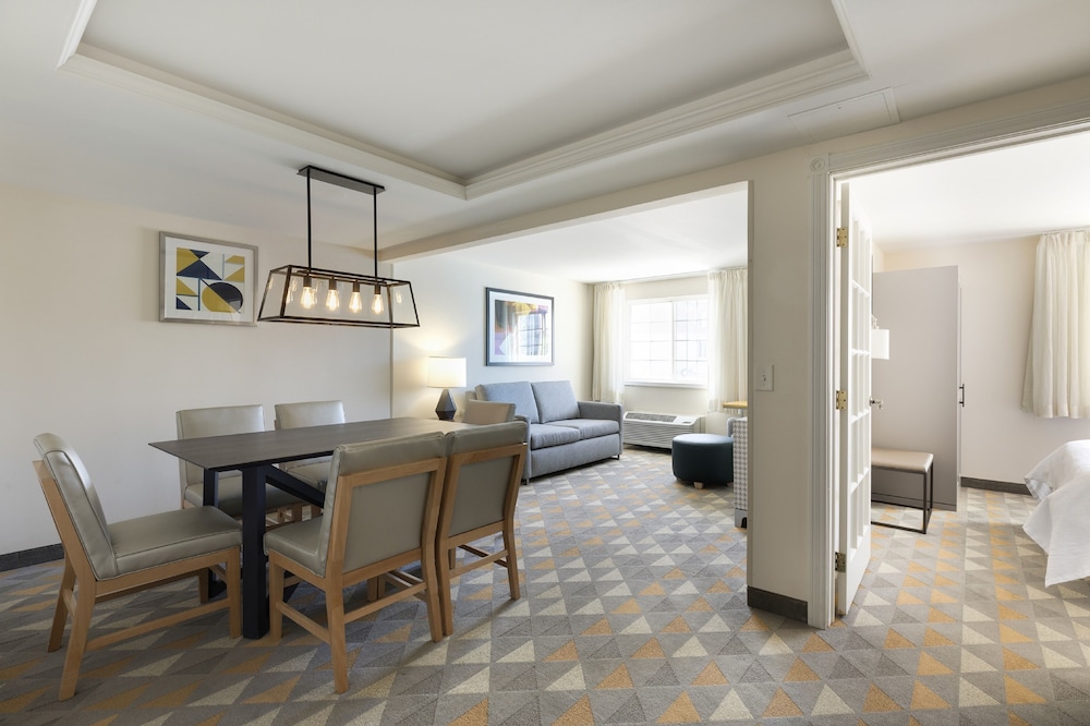Suite, 1 Bedroom - Photo 10