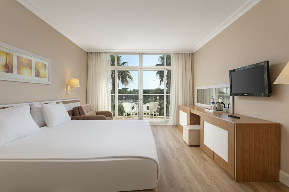 Superior Room, 1 Bedroom, Partial Sea View photo 2
