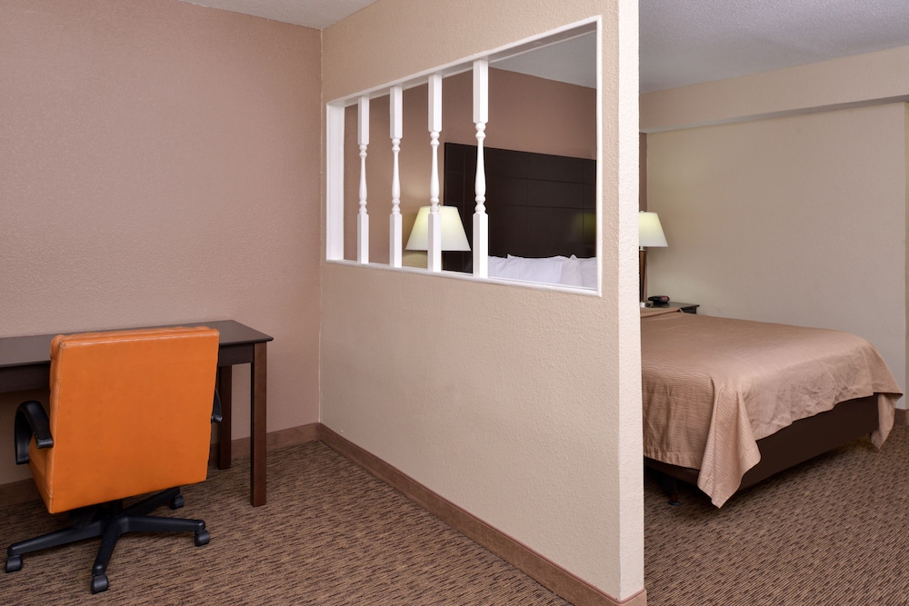 Standard Room, 1 Queen Bed photo 2