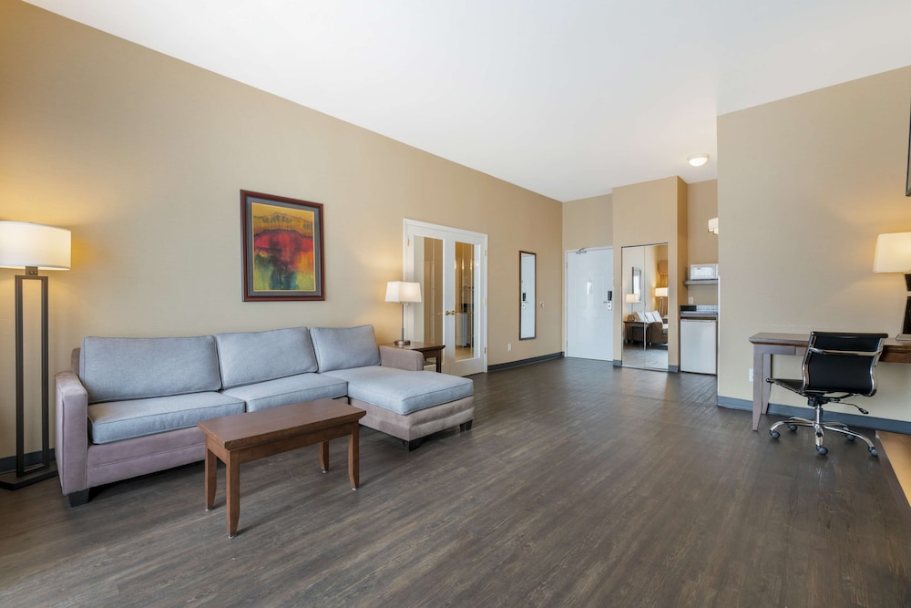 Suite, 1 King Bed, Non Smoking, Jetted Tub (with Sofabed) photo 2