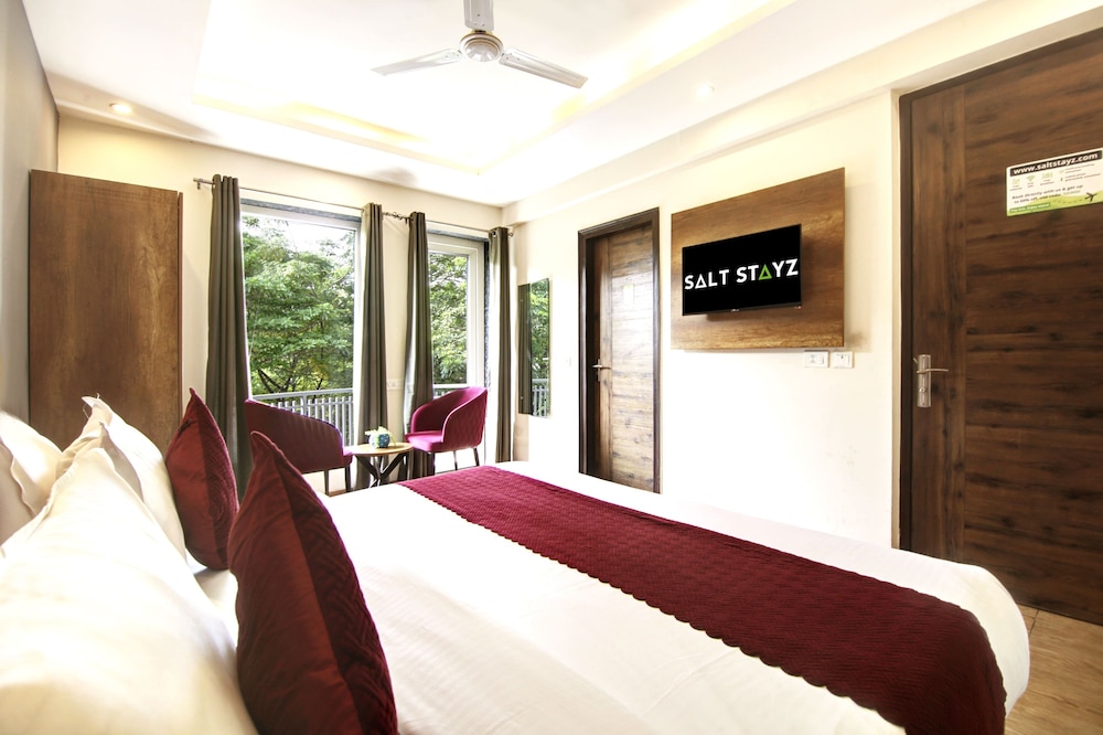Superior Room with Balcony - Photo 9