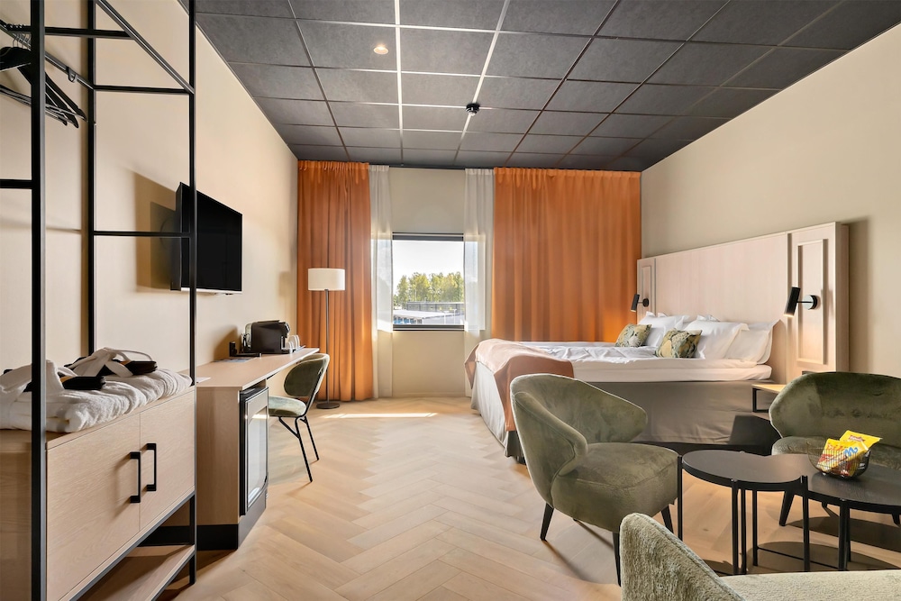 Junior Suite, 1 King Bed, Non Smoking photo 1