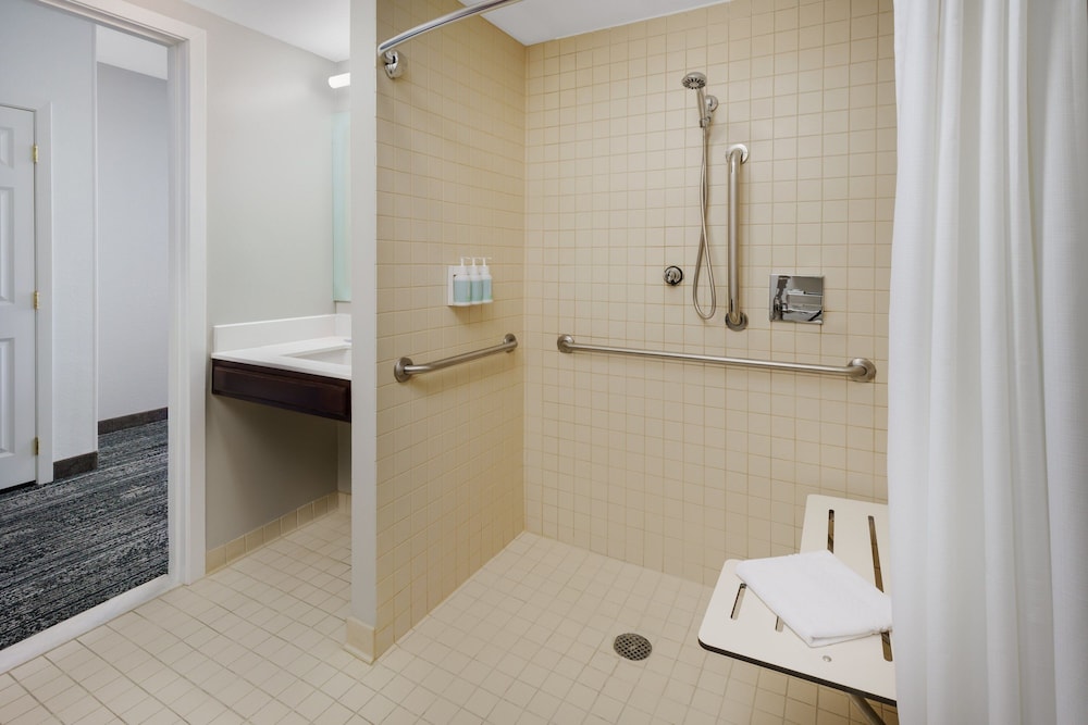 Studio, 1 Queen Bed with Sofa bed (Mobility Accessible, Roll-In Shower) - Photo 7