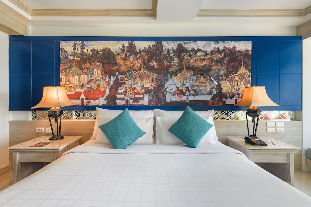 Deluxe Room, 1 King Bed, Pool Access
