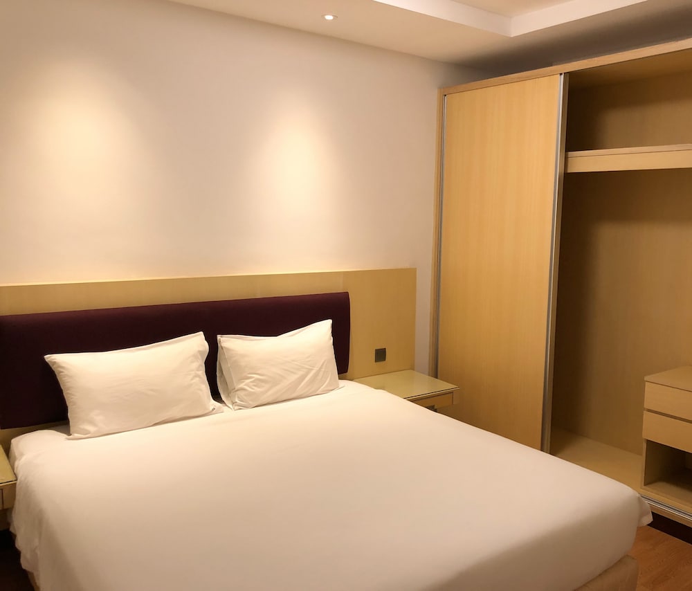Business Apartment, 3 Bedrooms, Smoking, Pool View photo 2
