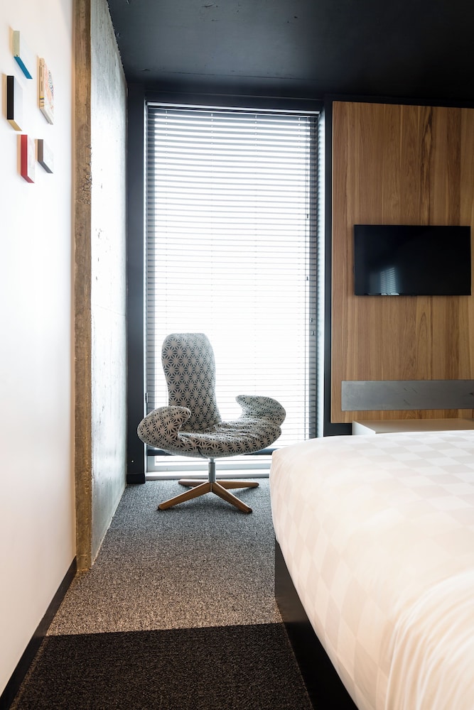 Superior Room, 1 Queen Bed, City View, Corner photo 2