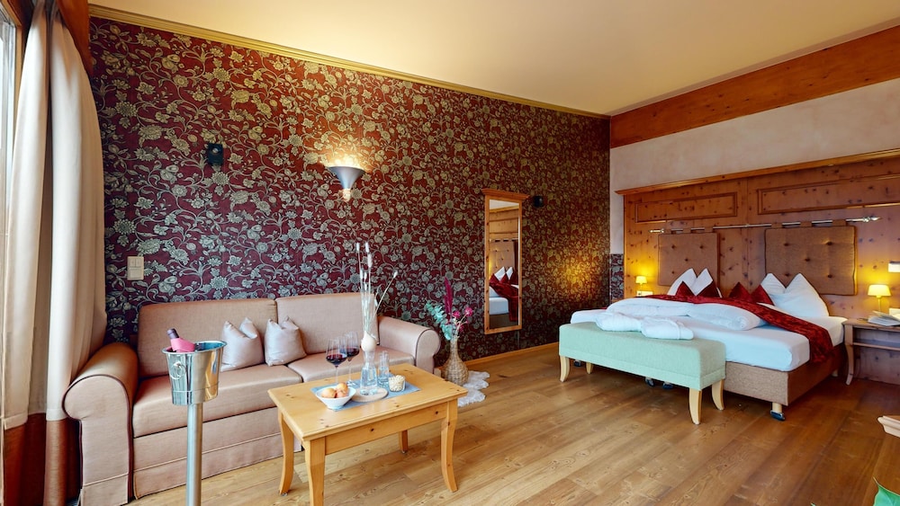Romantic Studio, 1 Queen Bed with Sofa bed, Sauna, Executive Level photo 3