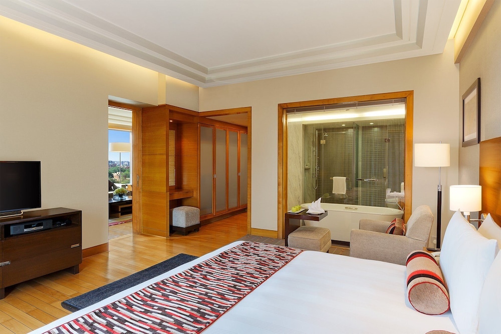 Suite, 1 Bedroom, Club Lounge Access, Pool View - Photo 1